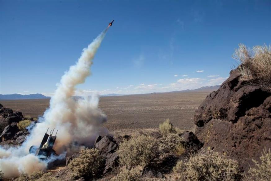 Πεζοναύτες των ΗΠΑ  εκτοξεύουν προσομοιωμένους πυραύλους εδάφους-αέρος στο πεδίο δοκιμών Tonopah.