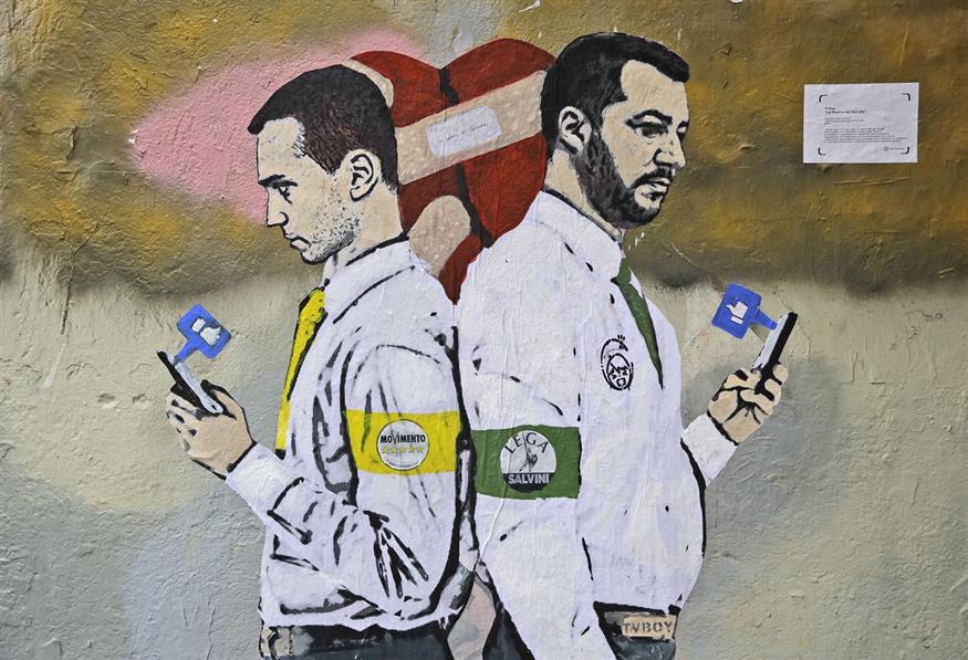 Λουίτζι Ντι Μάιο και Ματέο Σαλβίνι πλάτη-πλάτη σε τοιχογραφία στο Μιλάνο (AP Photo/Luca Bruno)