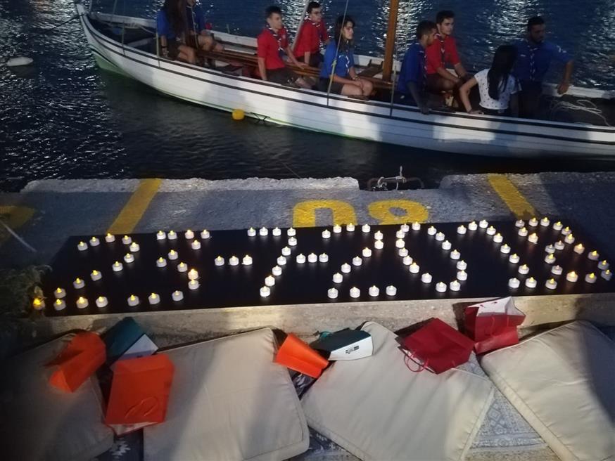 Κεριά που συμβολίζουν την 23η Ιουλίου 2018 (Copyright: ethnos.gr)