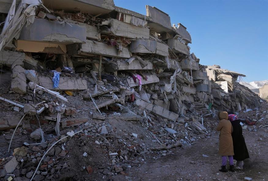 Εικόνες από ερείπια στην Τουρκία (AP Photo/Hussein Malla)