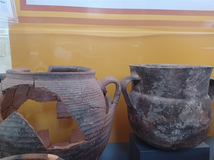 Η βυζαντινή χύτρα αριστερά και η φράγκικη χύτρα δεξιά | © Χριστίνα Τσαμουρά Η βυζαντινή χύτρα αριστερά και η φράγκικη χύτρα δεξιά | © Χριστίνα Τσαμουρά