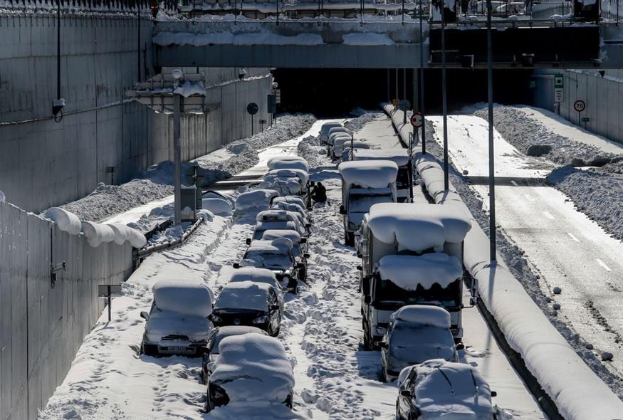 Εγκλωβισμένα οχήματα στο χιόνι από την κακοκαιρία Ελπίδα (ΕUROKINISSI)