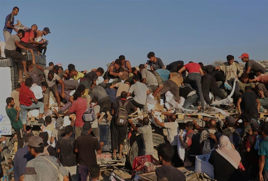 Το φορτηγό ανατράπηκε ενώ εκατοντάδες άμαχοι στη Γάζα περίμεναν βοήθεια σε τρόφιμα (AP)