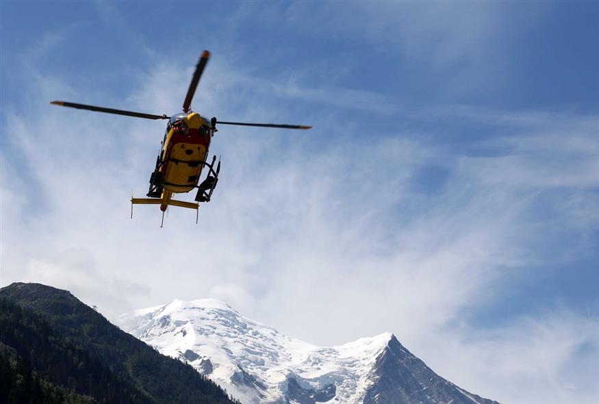 Διασωστικό ελικόπτερο πάνω από τις Άλπεις (Φωτογραφία αρχείου/AP Photo)