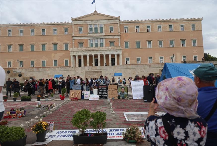 Κόσμος στο πλευρό του Πάνου Ρούτσι μπροστά από τη Βουλή (ΓΙΑΝΝΗΣ ΠΑΝΑΓΟΠΟΥΛΟΣ/EUROKINISSI)