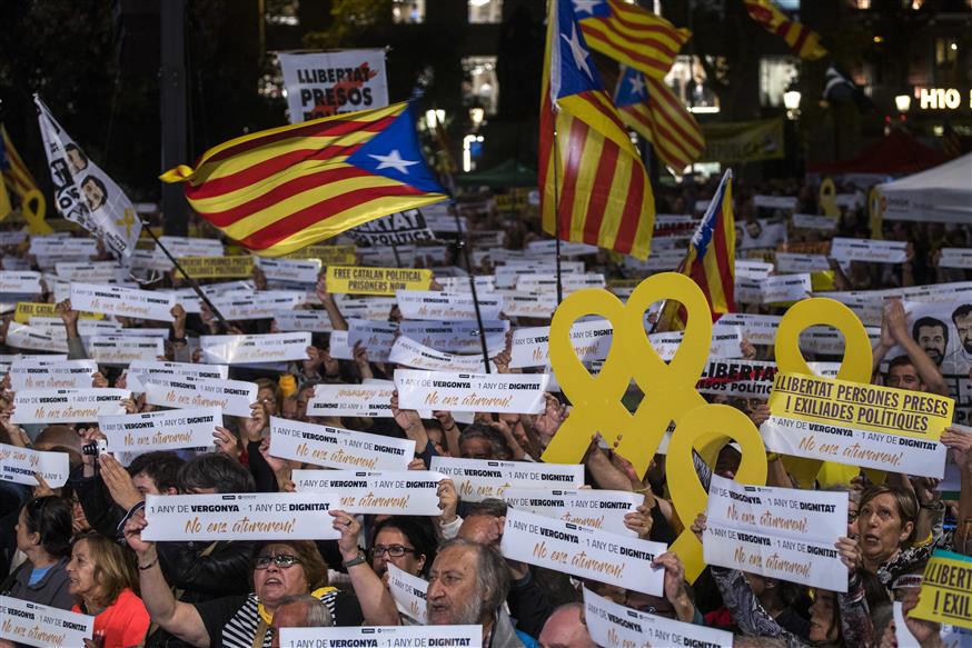 Στους δρόμους οι Καταλανοί ένα χρόνο μετά το δημοψήφισμα του Οκτωβρίου 2017 (AP Photo/Emilio morenatti)