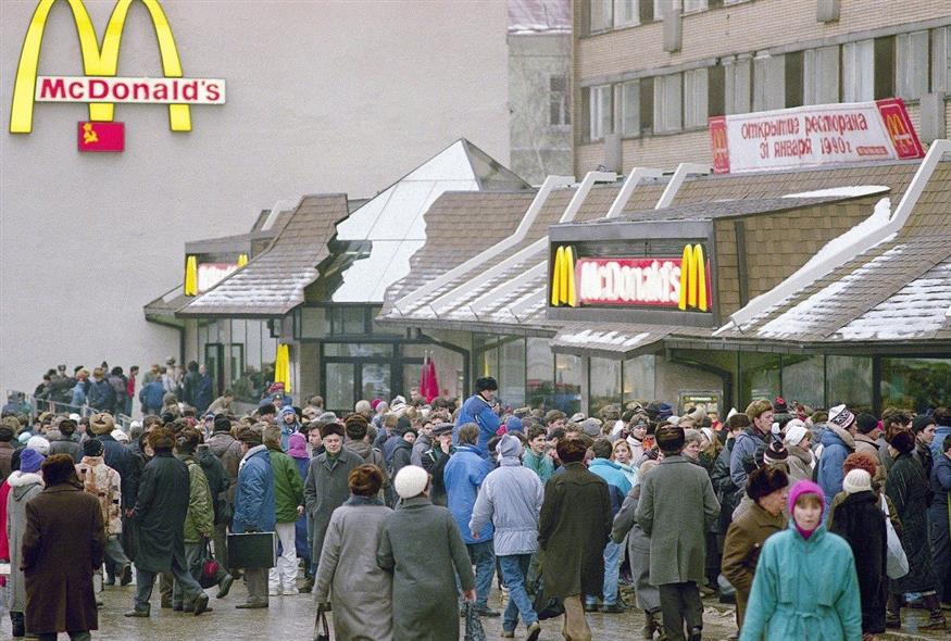 Πολίτες σχηματίζουν ουρές έξω από το πρώτο κατάστημα McDonald's στη Μόσχα το 1990 (Associated Press)