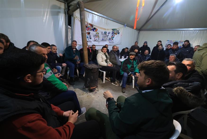 Συνέλευση αγροτών στο μπλόκο της Νίκαιας (INTIME NEWS / ΚΥΔΩΝΑΣ ΓΙΩΡΓΟΣ)