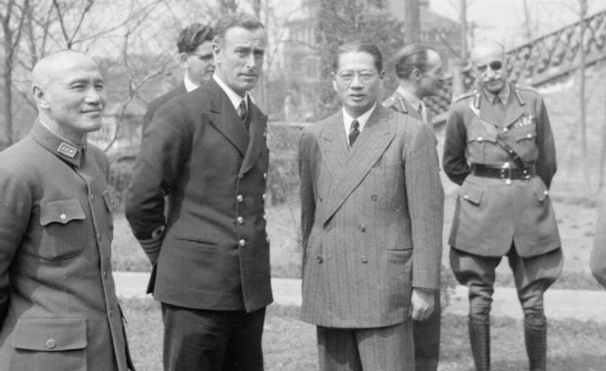 Με τον Τσανγκ Κάι Σεκ και τον λόρδο Μαουντμπάτεν. /copyright el.wikipedia.org