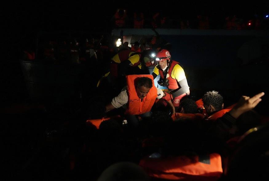 Διάσωση μεταναστών στη Μεσόγειο (φωτογραφία αρχείου / Associated Press)