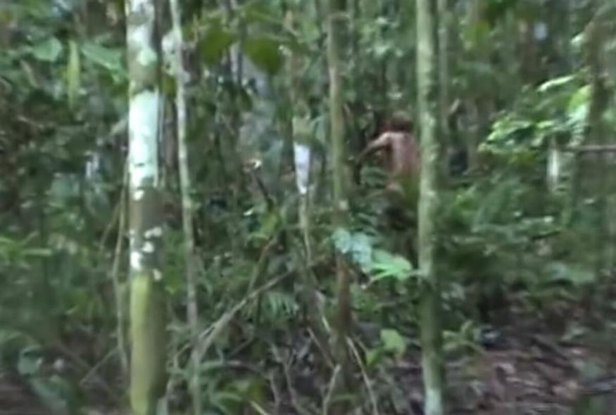 Ιθαγενής γνωστός ως ο «άνθρωπος της τρύπας» έφυγε από τη ζωή /Video Capture / Guardian News
