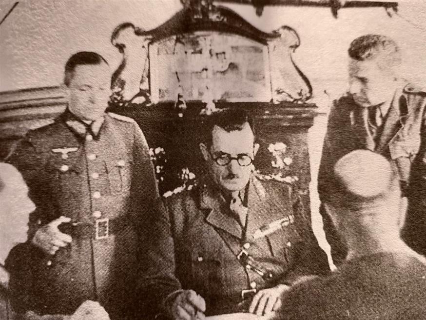 Ο στρατηγός Τσολάκογλου υπογράφει συνθηκολόγηση στη Θεσσαλονίκη.