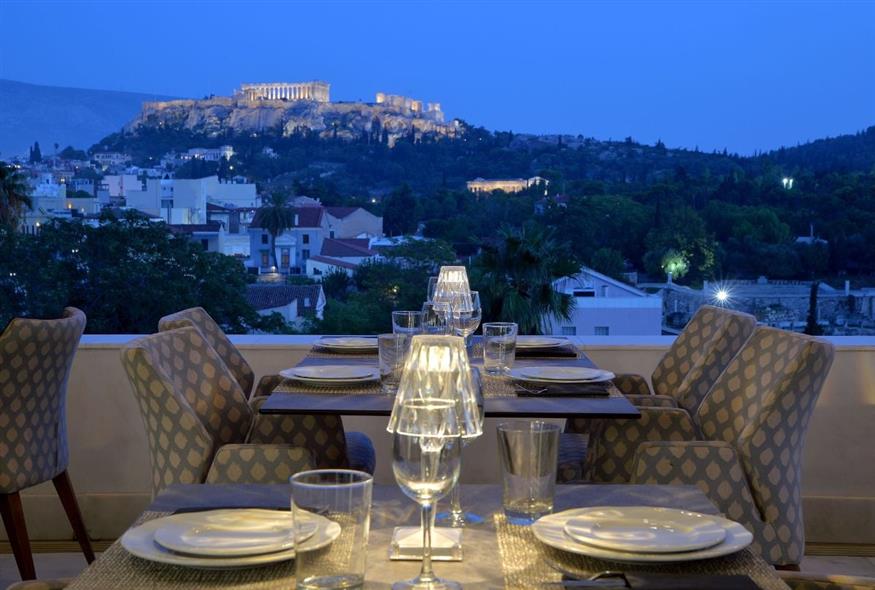 Η θέα της φωτισμένης Ακρόπολης από το rooftop εστιατόριο «Eridanus»