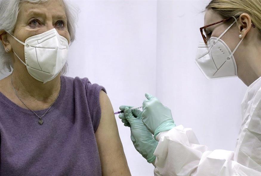 Τέταρτη δόση εμβολίου για τους ηλικιωμένους προτείνει η σουηδική κυβέρνηση (Associated Press)