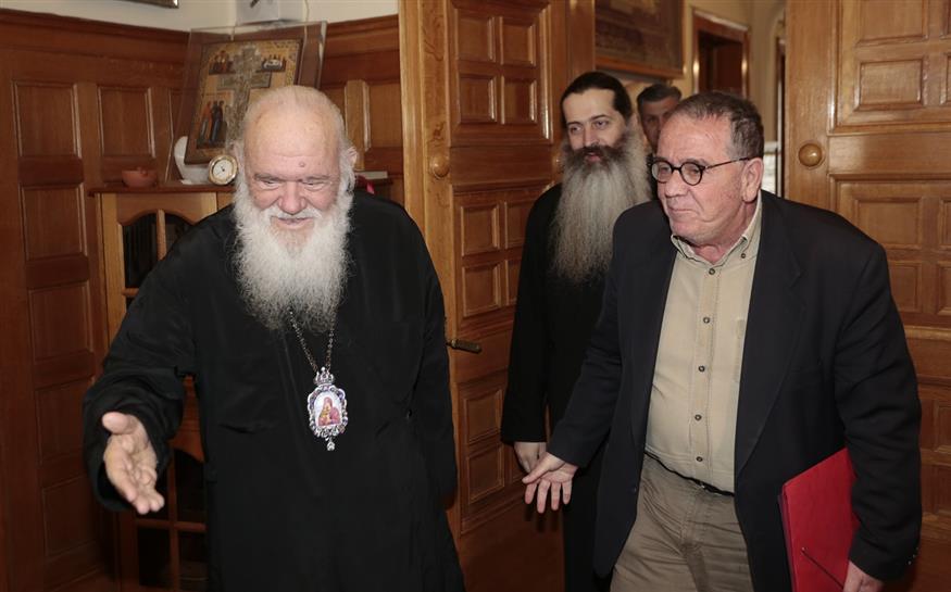 Ο Αρχιεπίσκοπος με τον Γιάννη Μουζάλα κατά τη συνάντησή τους (Eurokinissi - Χρήστος Μπόνης)