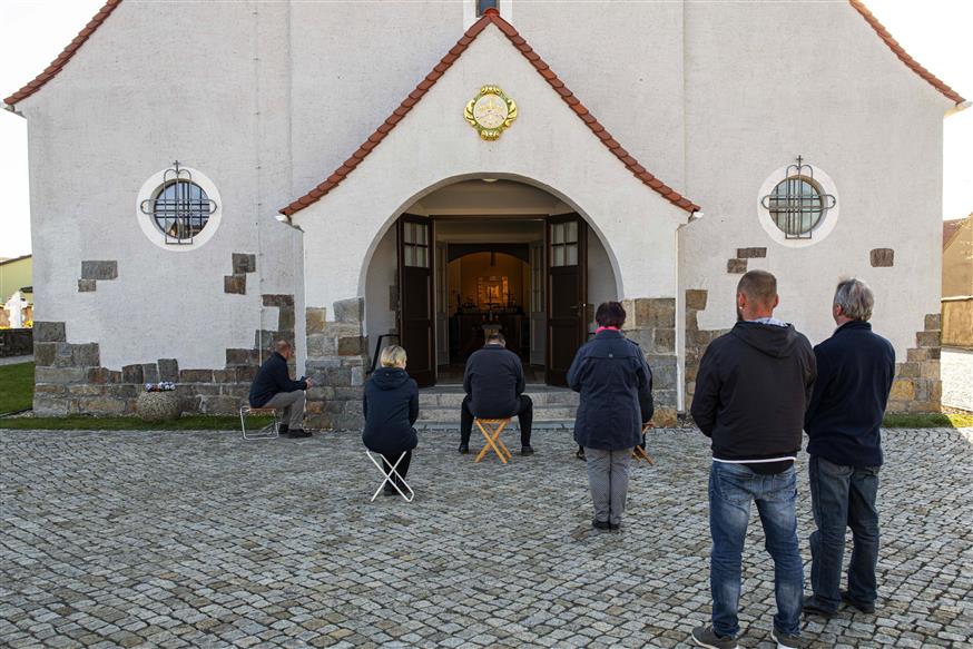 Πιστοί σε εκκλησία στη Γερμανία (AP photo)