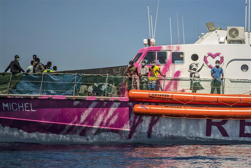 Πλοίο διάσωσης του Banksy/AP Images
