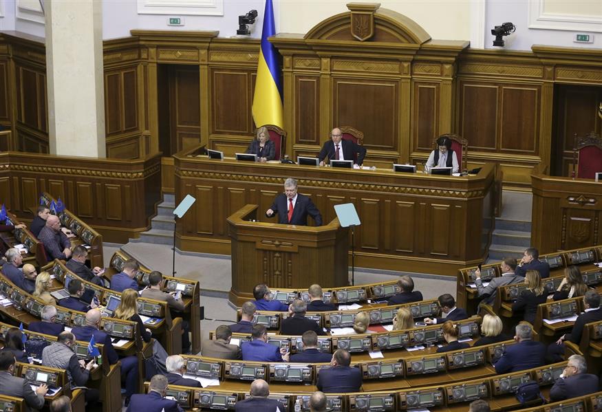 Ο Πέτρο Ποροσένκο στο βήμα του ουκρανικού κοινοβουλίου (AP Photo/Efrem Lukatsky)