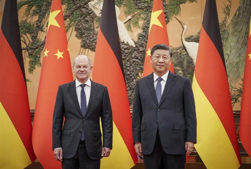 Όλαφ Σολτς και Σι Τζινπίνγκ στο Πεκίνο (φωτογραφία αρχείου/ Associated Press)