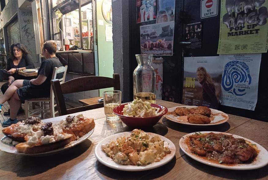 Ο «Γίγαντας» στον Κεραμεικό έχει πεντανόστιμους και πάμφθηνους μεζέδες | © Χριστίνα Τσαμουρά