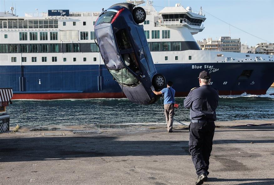 Πτώση ΙΧ στο λιμάνι του Πειραιά (φωτογραφία αρχείου / Eurokinissi)