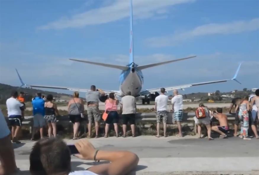 Σκιάθος: To βίντεο με τα επικίνδυνα παιχνίδια των τουριστών με τις τουρμπίνες ενός αεροπλάνου (Χ)