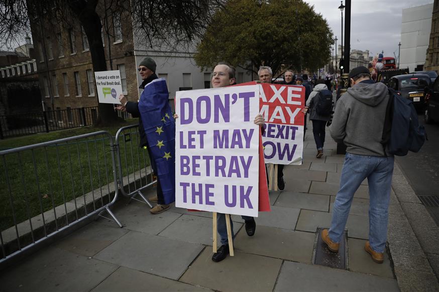 Διαδηλωτής κρατά πανό που γράφει: «Μην αφήσετε την Μέι να προδώσει το Ηνωμένο Βασίλειο»