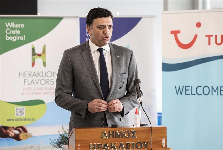 Ο υπουργός τουρισμού, Βασίλης Κικίλιας, στο αεροδρόμιο Ηρακλείου (Eurokinissi)
