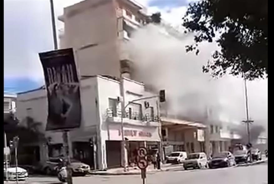 Φωτιά σε οικοδομή στη Θεσσαλονίκη (FACEBOOK)