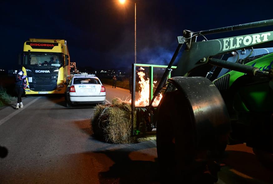 Ένταση στο μπλόκο της Θήβας(ΤΑΤΙΑΝΑ ΜΠΟΛΑΡΗ/EUROKINISSI)