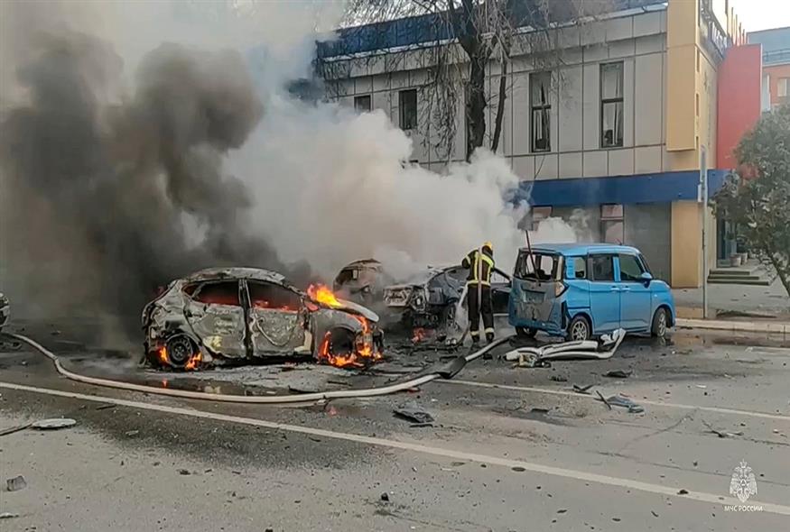 Εικόνες από την επίθεση στο Μπέλγκοροντ (Canal de Telegram del Ministerio de Situaciones de Emergencia de Rusia via AP)