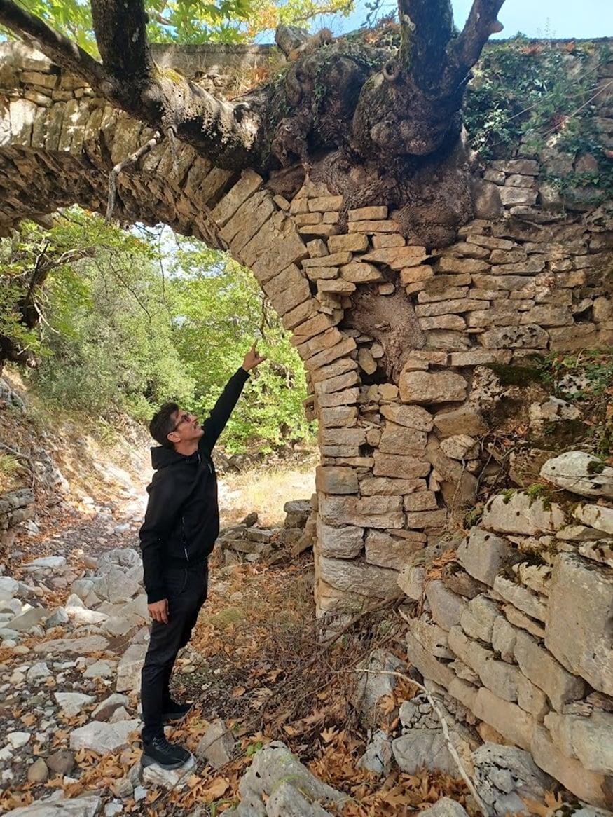 O Παναγιώτης Μακρής αφήνει για λίγο τη Λίμνη και μας οδηγεί στο Τοξωτό Γεφύρι | © Χριστίνα Τσαμουρά O Παναγιώτης Μακρής αφήνει για λίγο τη Λίμνη και μας οδηγεί στο Τοξωτό Γεφύρι | © Χριστίνα Τσαμουρά
