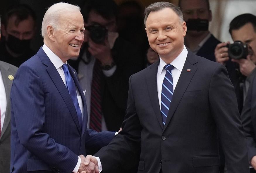 Ο αμερικανός πρόεδρος, Τζο Μπάιντεν, με τον πολωνό ομόλογό του, Αντρέι Ντούντα, στη Βαρσοβία (Associated Press)