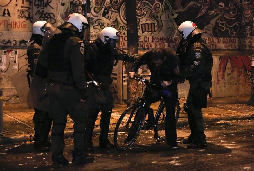 Ομάδα αστυνομικών επιτίθεται σε περαστικό στην περιοχή των Εξαρχείων (φωτογραφία αρχείου / Associated Press)