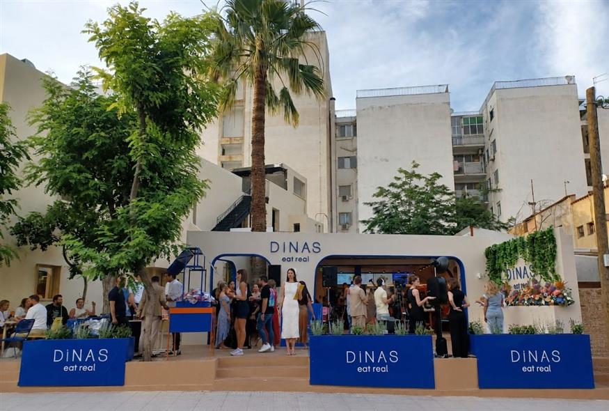 Το βραδάκι των εγκαινίων του Dinas | © Χριστίνα Τσαμουρά