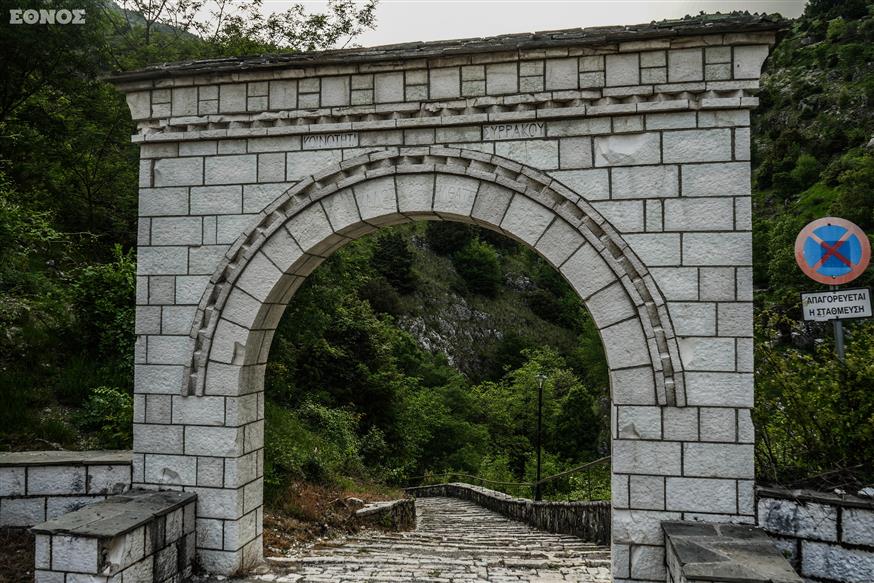 Η είσοδος για το χωριό Συρράκο (Μάγδα Μπακούση/ethnos.gr) Η είσοδος για το χωριό Συρράκο (Μάγδα Μπακούση/ethnos.gr)