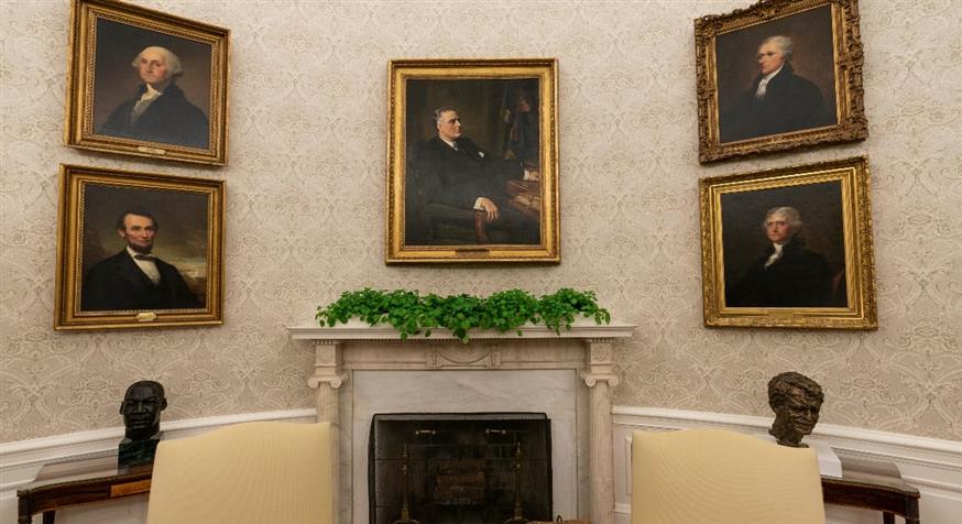 Το πορτρέτο του Φρανκλίνου Ρούσβελτ κυριαρχεί στο Οβάλ Γραφείο πάνω από το τζάκι. /copyright Ap Photos
