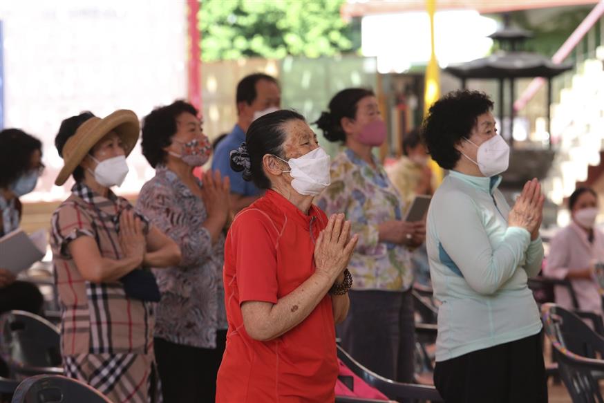 Κάτοικοι στη Νότια Κορέα προσεύχονται κατά της πανδημίας (AP Photo/Ahn Young-joon)