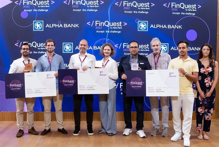 (Από αριστερά προς δεξιά) Οι νικήτριες ομάδες του FinQuest by Alpha Bank 2022: DoGood People, S.L. (3ο βραβείο), Quantfolio (1ο βραβείο) και SPIN Analytics (2ο βραβείο).