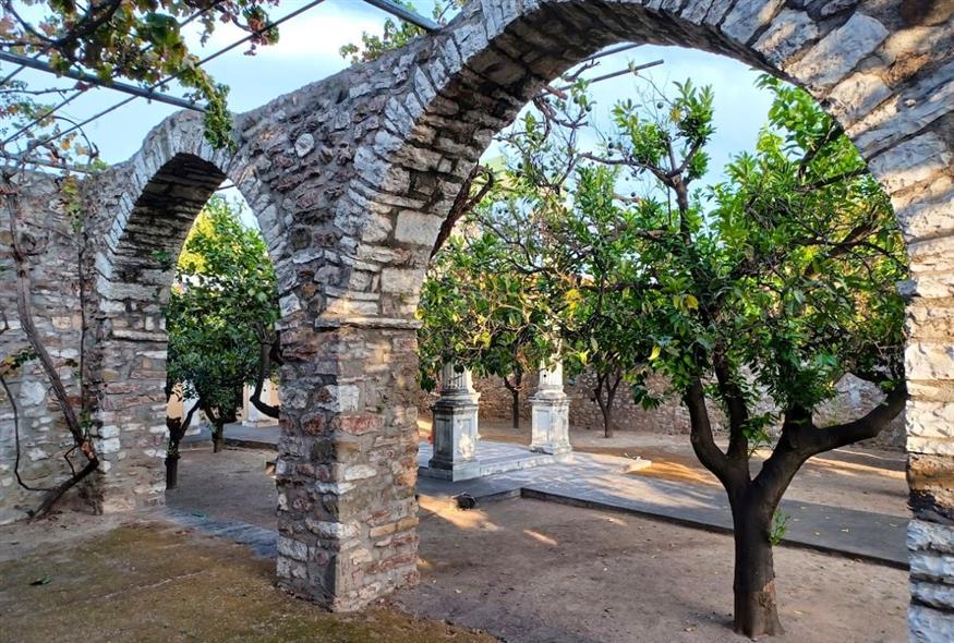 Άποψη από τον κήπο του Πύργου του Μπότσαρη | © Χριστίνα Τσαμουρά