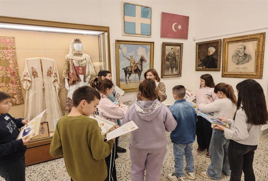 Τα παιδιά θαυμάζουν το λάφυρο της μάχης του Μπιζανίου, την τουρκική σημαία / φωτό Κώστας Ασημακόπουλος