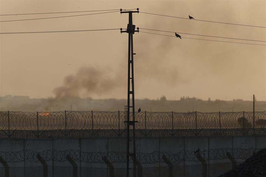 Ορατοί από μακριά οι καπνοί από τα τουρκικά πλήγματα στη Βορειοανατολική Συρία (AP Photo/Lefteris Pitarakis)