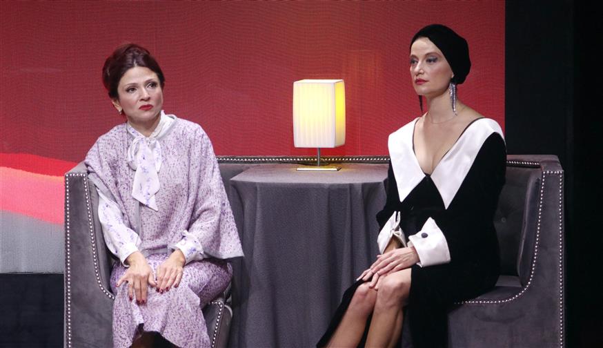 Η Ταμίλα Κουλίεβα και η Λένα Δροσάκη στην παράσταση «Έγκλημα στο Orient Express» (Copyright: NDP)
