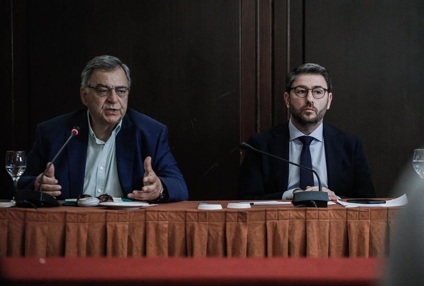 Ο πρόεδρος του ΠΑΣΟΚ, Νίκος Ανδρουλάκης, και ο πρώην υπουργός, Νίκος Χριστοδουλάκης, κατά την παρουσίαση του προγραμματικού πλαισίου του κόμματος (Eurokinissi)
