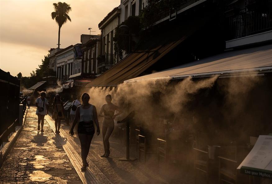 Καύσωνας στην Αθήνα (AP Photo/Petros Giannakouris)