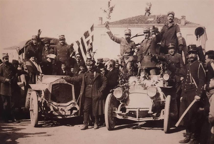 Τα πρώτα αυτοκίνητα του ελληνικού στρατού μπαίνουν στα Γιάννινα