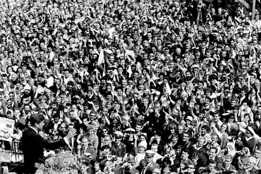 26 Ιουνίου 1963 και ο πρόεδρος των ΗΠΑ Τζον Κένεντι, φωνάζει με πάθος: «Ich bin ein Berliner»/copyright: AP PHOTOS