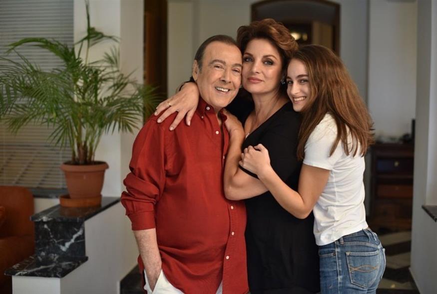 Ο Τόλης Βοσκόπουλος και η Άντζελα Γκερέκου μαζί με την κόρη τους, Μαρία (Copyright: Instagram)