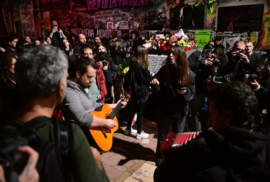 Φωτογραφία από τη συγκέντρωση στο μνημείο στο σημείο της δολοφονίας του Αλέξη Γρηγορόπουλου (ΤΑΤΙΑΝΑ ΜΠΟΛΑΡΗ/EUROKINISSI) Φωτογραφία από τη συγκέντρωση στο μνημείο στο σημείο της δολοφονίας του Αλέξη Γρηγορόπουλου (ΤΑΤΙΑΝΑ ΜΠΟΛΑΡΗ/EUROKINISSI)