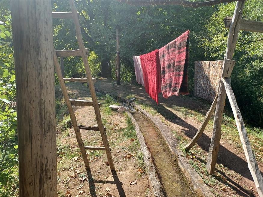 Κουβέρτες και φλοκάτες στεγνώνουν στη Νεροτριβή της Φραγκίστας | © Χριστίνα Τσαμουρά Κουβέρτες και φλοκάτες στεγνώνουν στη Νεροτριβή της Φραγκίστας | © Χριστίνα Τσαμουρά